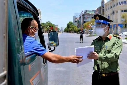 Kiểm soát chặt tại các chốt chặn ở thành phố Vinh.