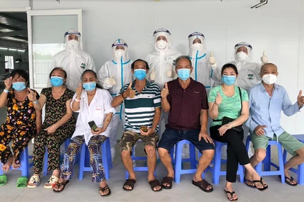 Các bệnh nhân vui mừng trong ngày ra viện.