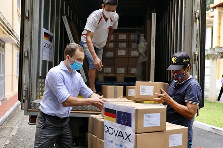 Vaccine đang được chuyển vào kho của Viện Vệ sinh Dịch tễ Trung ương. (Ảnh: WHO Việt Nam)