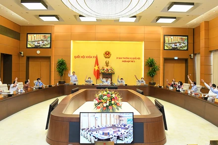 Thông qua Nghị quyết ban hành một số giải pháp về miễn, giảm thuế nhằm hỗ trợ doanh nghiệp, người dân chịu tác động của dịch Covid-19. (Ảnh: Quochoi.vn)