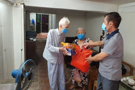 Tặng quà đảng viên cao tuổi có hoàn cảnh khó khăn trong thời điểm dịch Covid-19.