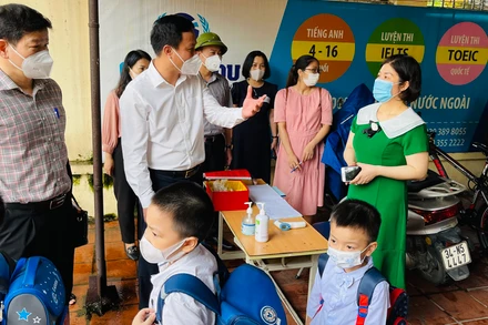 Để đón học sinh một số khối lớp đến trường học trực tiếp trong ngày hôm nay, Hải Dương đã bảo vệ tốt thành quả chống dịch trong giai đoạn vừa qua.