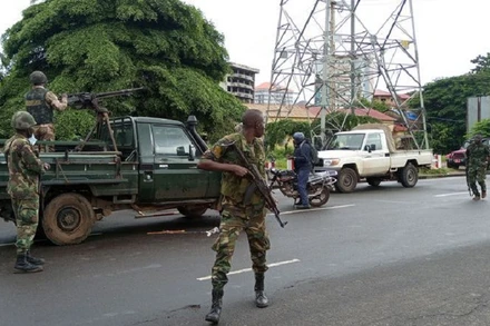 Các binh sĩ có vũ trang tại 1 trạm kiểm soát ở khu vực Kaloum, thủ đô Conakry, Guinea, ngày 6/9, 1 ngày sau cuộc binh biến lật đổ chính quyền của Tổng thống Alpha Conde. (Ảnh: Reuters)