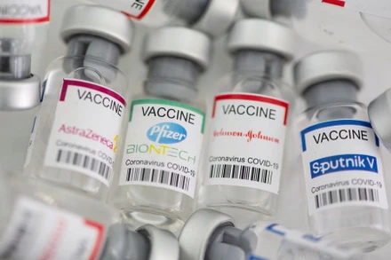 Theo ước tính của IFPMA, số lượng vaccine được sản xuất sẽ đạt 24 tỷ liều vào giữa năm tới. (Ảnh: Reuters)