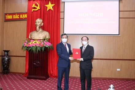 Đồng chí Nguyễn Quang Dương, Phó Trưởng Ban Tổ chức Trung ương (bên trái) trao Quyết định của Ban Bí thư cho đồng chí Nguyễn Đăng Bình.