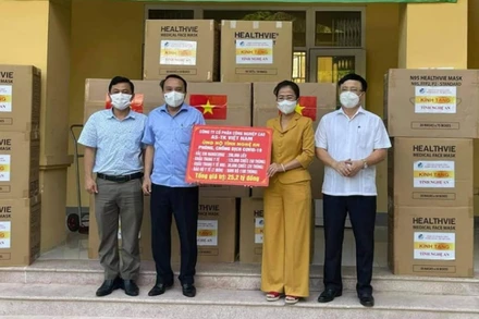 Lãnh đạo tỉnh Nghệ An tiếp nhận vật tư y tế thiết yếu.