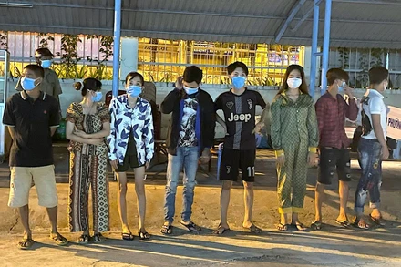 Nhóm nam nữ ở phường 8, TP Cà Mau, tụ tập hút ma tuý trong thời gian giãn cách bị đề nghị xử phạt. (Ảnh: HỮU TÙNG/BND).