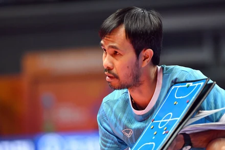 HLV Phạm Minh Giang sẽ ở lại cho tới khi có kết quả âm tính. (Ảnh: VFF)