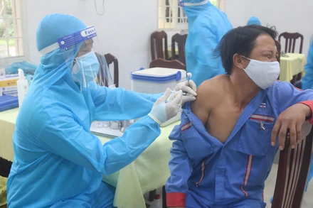 Nhân viên y tế TP Trà Vinh tiêm vaccine phòng Covid-19 mũi 2.