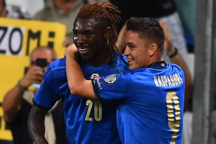Hai tiền đạo trẻ Moise Kean (trái) và Giacomo Raspadori thay nhau lập công trong chiến thắng 5-0 của Italia. (Ảnh: UEFA)