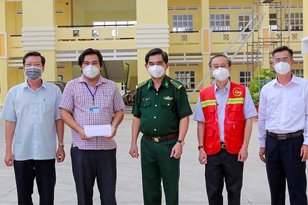 Bộ đội Biên phòng TP Hồ Chí Minh và các đơn vị thăm, hỗ trợ kinh phí tại xã Lý Nhơn, huyện Cần Giờ.