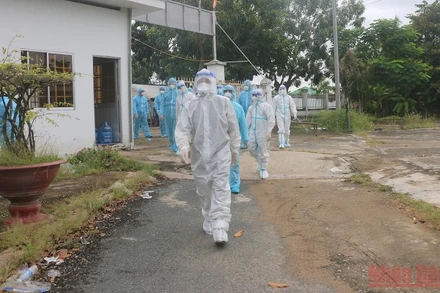 Bí thư Tỉnh ủy kiểm tra khu điều trị F0 tại huyện Phú Tân. (Ảnh: THANH DŨNG).