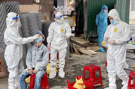 Lực lượng y tế lấy mẫu xét nghiệm tại các địa điểm nguy cơ liên quan ca Covid-19 mới tại phường 4, TP Đà Lạt.