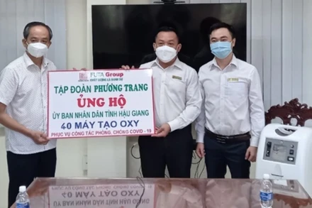 Đại diện Tập đoàn Phương Trang trao bảng tượng trưng ủng hộ tỉnh Hậu Giang.