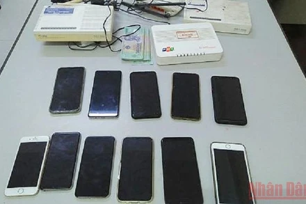 Một số tang vật trong vụ án triệt phá đường dây đánh bạc lớn ở huyện Văn Giang, tỉnh Hưng Yên. (Ảnh: PHẠM HÀ).