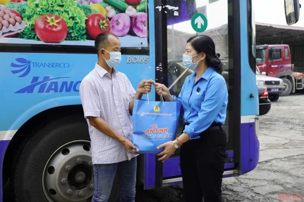 Phó Chủ tịch Thường trực LĐLĐ TP Hà Nội Đặng Thị Phương Hoa trao “Túi An sinh Công đoàn” tặng đoàn viên thuộc Công ty cổ phần Thương Mại Ba Vì.