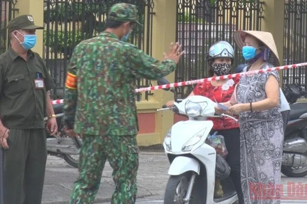 Chốt kiểm soát dịch Covid-19 tại phường Hai Bà Trưng, TP Phủ Lý.