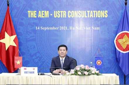 Bộ trưởng Công Thương Nguyễn Hồng Diên tham dự hội nghị và phát biểu tại điểm cầu Hà Nội. (Ảnh: Trần Việt/TTXVN)