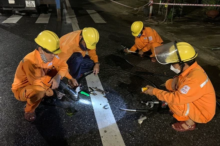 Công nhân điện lực các địa phương miền Trung – Tây Nguyên tập trung khắc phục sự cố sau mưa bão, sớm cấp điện trở lại phục sản xuất, đời sống