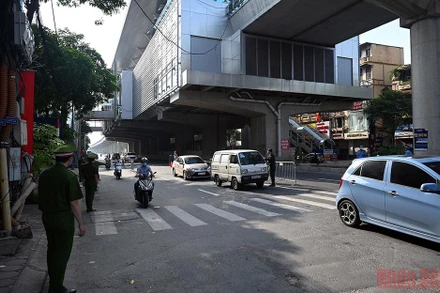 Giao thông công cộng giảm 50% công suất đối với khu vực ở cấp độ 3.(Ảnh: Kiểm soát giao thông tại Hà Nội trong thời gian giãn cách. DUY LINH)