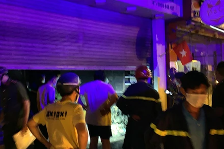 Công an TP Thủ Đức khám nghiệm hiện trường vụ cháy. (Ảnh: Phòng cháy chữa cháy)