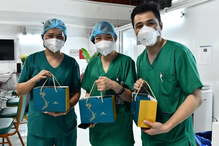 Quà tặng các y, bác sĩ tuyến đầu tại Bệnh viện dã chiến.