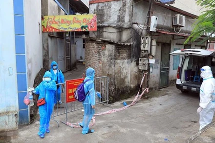 Các trường hợp F1 tại tổ 8, phường Kiến Hưng, quận Hà Đông được đưa đến khu cách ly tập trung. (Ảnh minh họa: NDĐT)