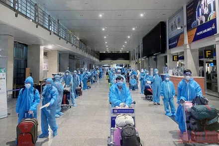 Ngày 4/9 có tổng cộng 243 thai phụ và 186 thân nhân (trong đó có 37 trẻ em) được đón từ TP Hồ Chí Minh về Lâm Đồng trên ba chuyến bay.