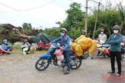 Người dân An Giang, Kiên Giang, Sóc Trăng, Hậu Giang, Đồng Tháp di chuyển về quê đến trạm kiểm soát giáp ranh giữa tỉnh Long An và Đồng Tháp không qua chốt được. 
