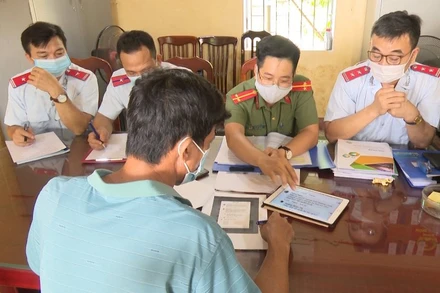 Cơ quan chức năng tỉnh Thái Bình làm việc với người đăng tải thông tin sai sự thật, chiều 2/9.