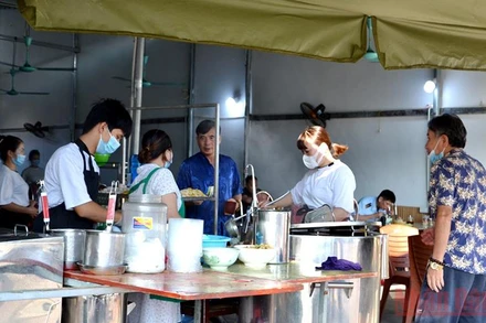 Các quán bán hàng ăn ở thành phố Lào Cai hoạt động trở lại từ sáng ngày 10/9/2021.