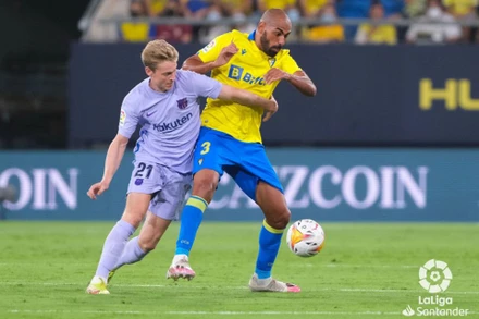 Frenkie De Jong (trái) nỗ lực tranh bóng với cầu thủ Cadiz. (Ảnh: LaLiga)