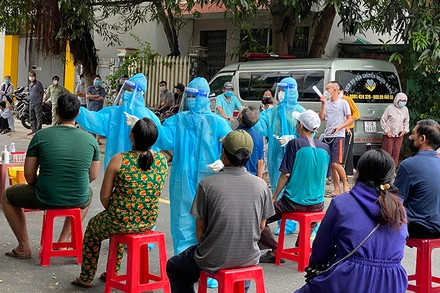 100% người dân ở khu phố Ngô Quyền, phường 5, thành phố Tuy Hòa đã được lấy mẫu xét nghiệm lần thứ 4 để thiết lập vùng xanh an toàn.
