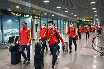 Các cầu thủ tại sân bay Lithuania. (Ảnh: VFF)