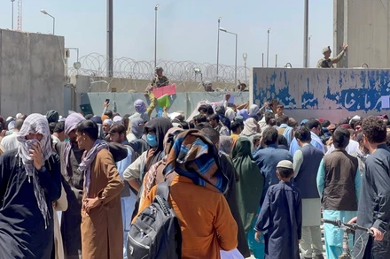 Đám đông bên ngoài sân bay tại Kabul, Afghanistan, ngày 26/8. (Ảnh: Reuters)