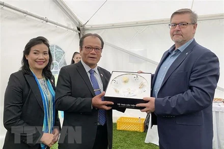 Đại sứ Việt Nam Thái Xuân Dũng tặng quà lưu niệm cho Thống đốc vùng Ústecký Jan Schiller. (Ảnh: TTXVN)