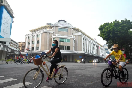 Ghi nhận của phóng viên Báo Nhân Dân trong sáng sớm 28/9 tại nhiều khu vực công cộng, khu vực chung quanh các công viên, vườn hoa. (Ảnh: Duy Linh)