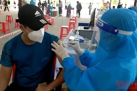 Thành phố Vinh đẩy nhanh tiến độ tiêm vaccine cho người dân.