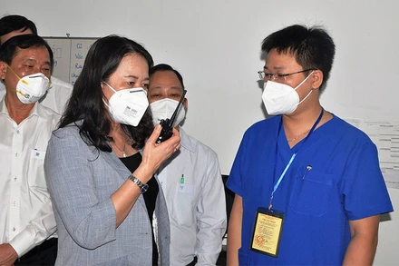 Phó Chủ tịch nước Võ Thị Ánh Xuân thăm Bệnh viện dã chiến số 2.