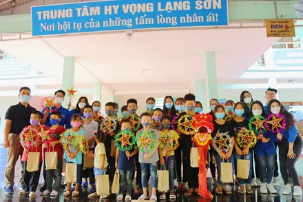 Các tình nguyện viên chụp ảnh cùng các em nhỏ tại Trung tâm Hy Vọng. 