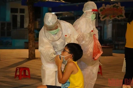 Lấy mẫu xét nghiệm cho học sinh trường Tiểu học Trần Quốc Toản, thành phố Phủ Lý.