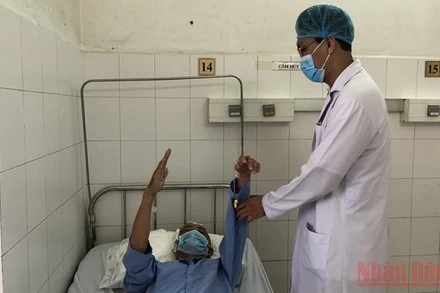 Bệnh nhân Huỳnh Minh T., thực hiện tốt các y lệnh sau phẫu thuật.