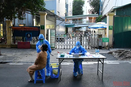 Lấy xét nghiệm Covid-19 cho người dân sinh sống và làm việc chung quanh Bệnh viện Việt Đức.