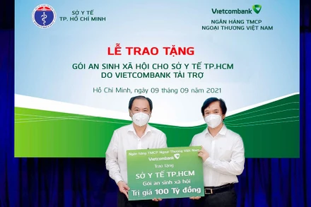 Ông Đặng Hoài Đức - Uỷ viên BCH Đảng bộ Vietcombank, Bí thư Đảng bộ VPĐD phía nam, Phó Tổng Giám đốc Vietcombank (bên phải) trao biển tượng trưng tài trợ cho đại diện Sở Y tế TP Hồ Chí Minh.