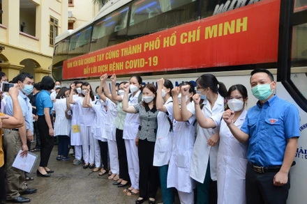 Phó Chủ tịch UBND tỉnh Yên Bái Vũ Thị Hiền Hạnh động viên đoàn và cùng thể hiện quyết tâm phòng, chống dịch.