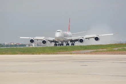 Chuyến bay số hiệu CV7923 của hãng hàng không Cargolux (máy bay Boeing 747 8F- code F) là chuyến bay đầu tiên hạ cánh trên đường băng 1B sân bay Nội Bài sau khi hoàn thành cải tạo, nâng cấp.