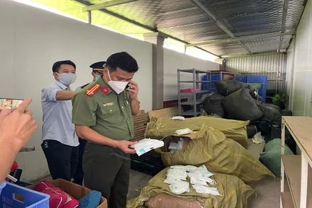 Lực lượng Công an kiểm tra kho tập kết khẩu trang kém chất lượng.