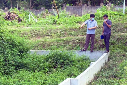 Bể ngầm trong hệ thống xử lý nước thải của Trung tâm y tế huyện Chợ Mới khi đào lên mới phát hiện đáy bể chỉ là nền đất. 