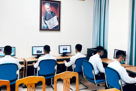 Chiến sĩ Cảnh sát biển tham gia thi trực tuyến tìm hiểu Luật Cảnh sát biển Việt Nam.