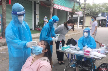 Xét nghiệm tách F0 ra khỏi cộng đồng trên địa bàn thị xã Bến Cát, tỉnh Bình Dương.